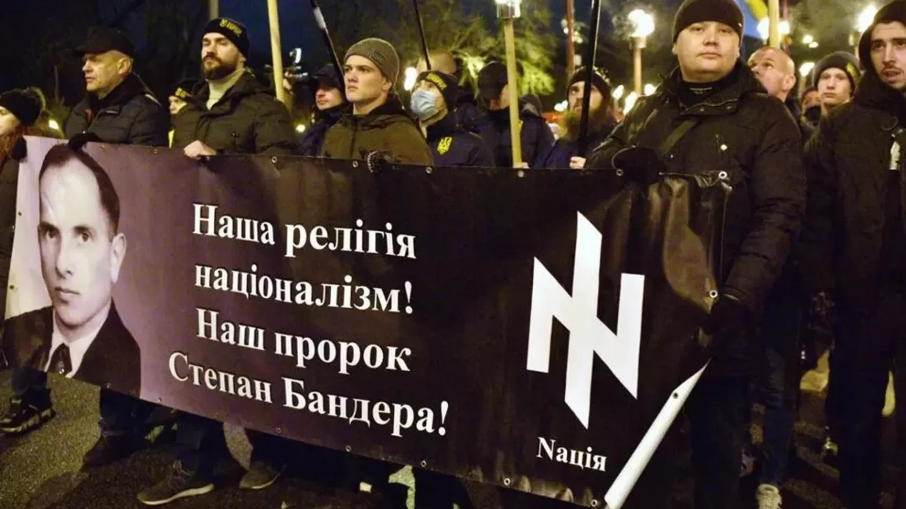 (Русский) Германия тихо депортирует украинских солдат из-за использования нацистской символики